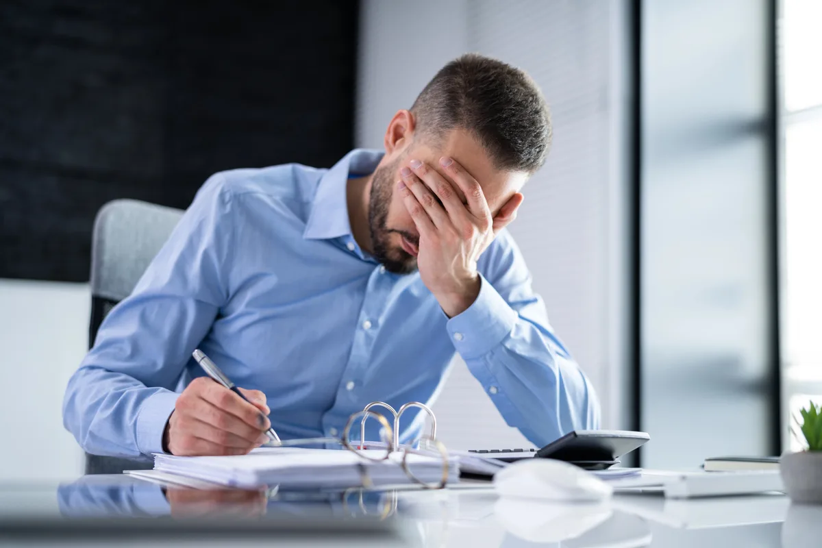Manager et équipe en atelier de travail sur la prise de recul